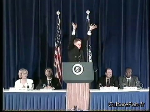 Bill Clinton envoûté par une poupée