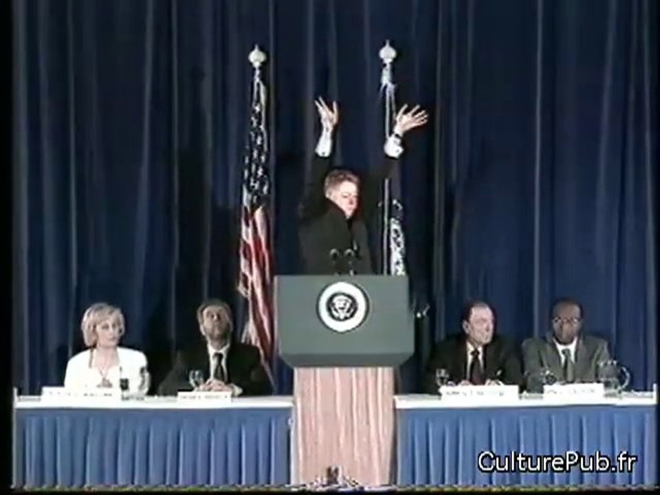 Bill Clinton envoûté par une poupée