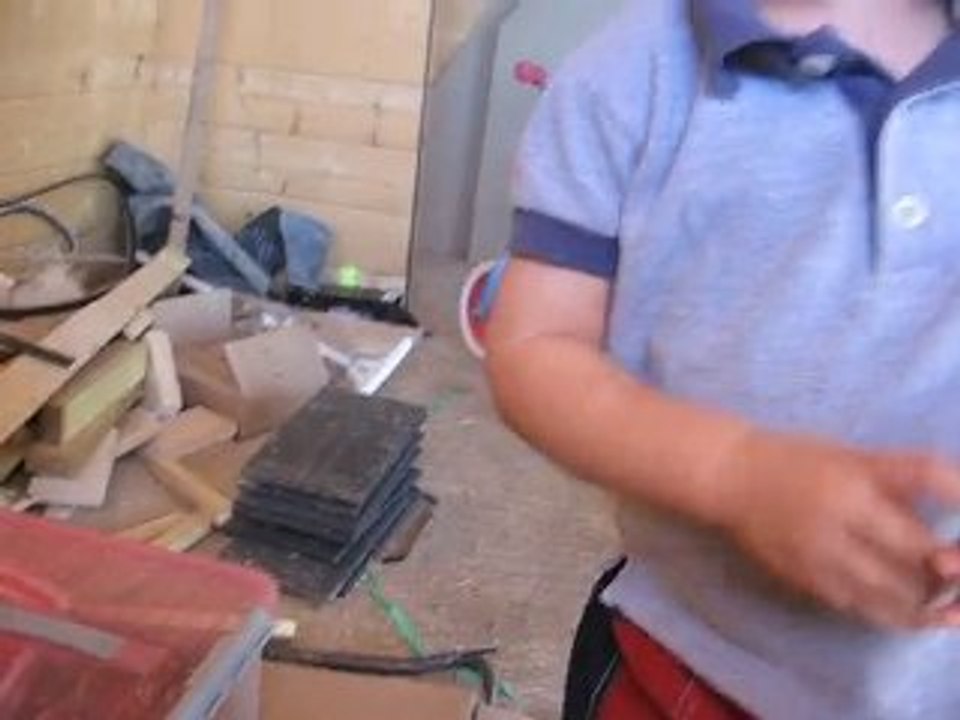 Lucas met les rondelles autour des visses