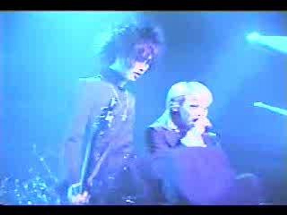 Dir en grey- Toshiya kisses Kyo