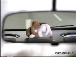 Nounours saute Lapinou sur la banquette arrière !
