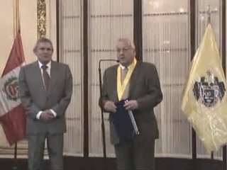 Alcalde de Lima condecoró al Dr. Germán Krüger