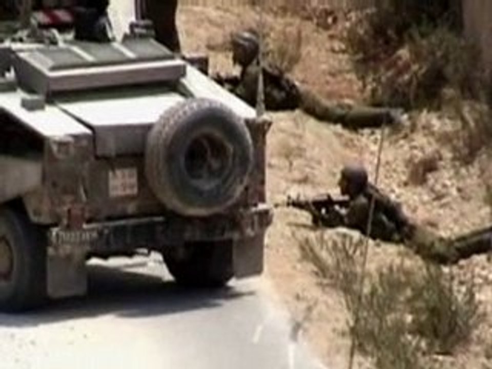Israel and Lebanon told to use 'maximum restraint'