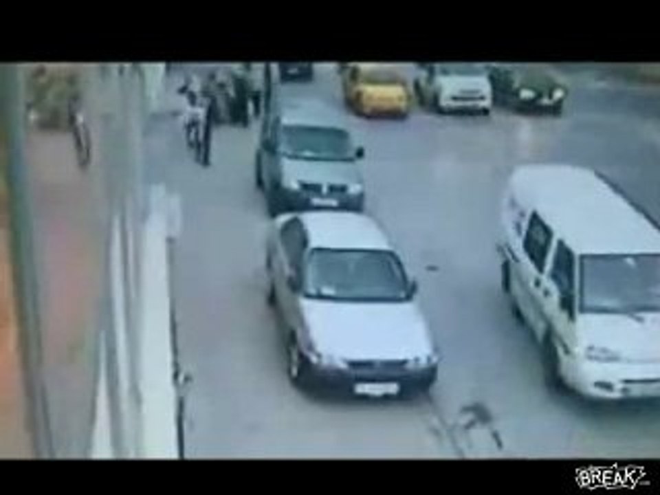 Homme qui se fait renverser ( VIDEO CHOC )