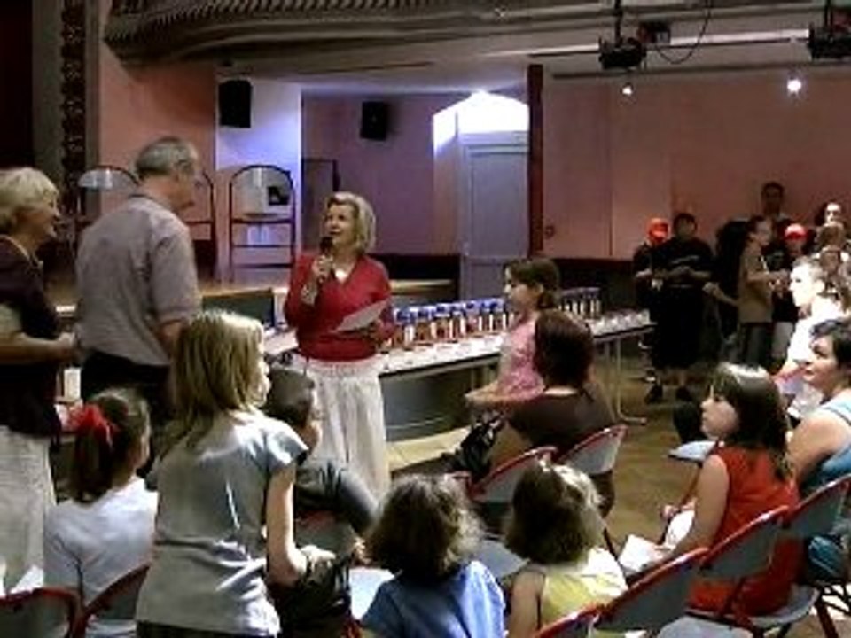 Le Cateau: traditionnelle remise de dictionnaires aux CM2