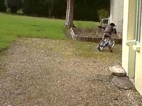 BRIAN EN VELO LE MERCREDI 24 MARS 2010 CHEZ SA MAMIE