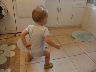 Léandre danse dans la sdb