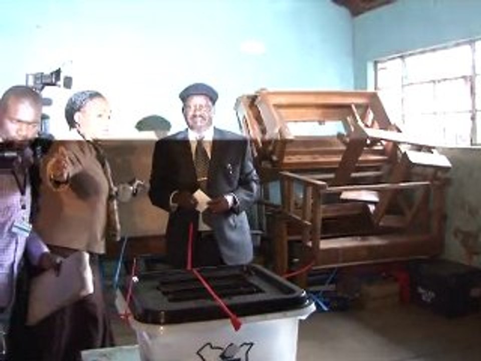 Kenyans vote on new constitution