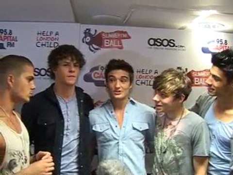 Rihanna texts Siva from The Wanted