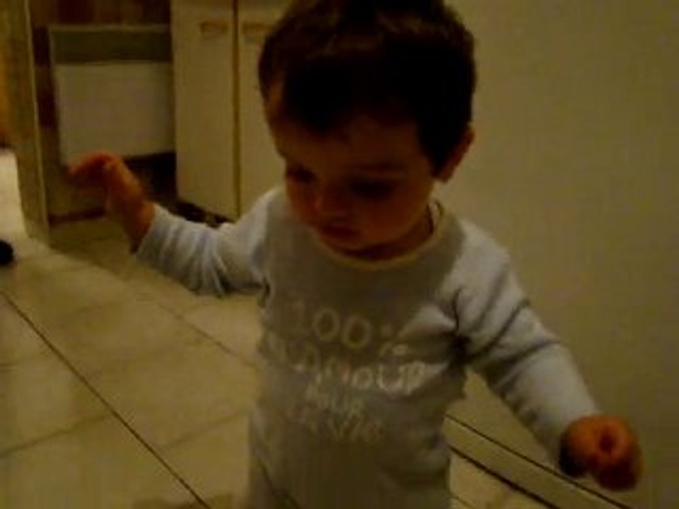 Clément juillet 2010 mes premiers pas!!!!