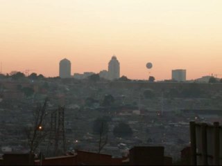 Les tours de Sandton City face au township d'Alexandra