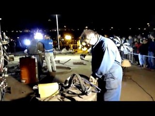 Des soudeurs aux mains d'étincelles