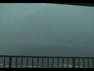 La foudre tombe à quelques mètres de lui