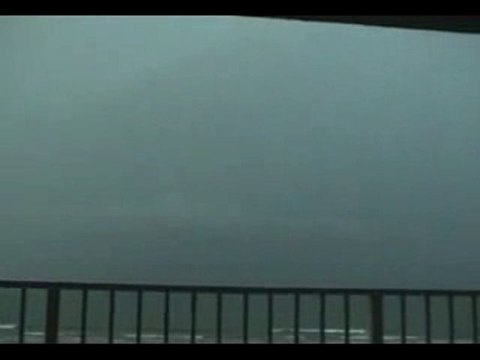 La foudre tombe à quelques mètres de lui