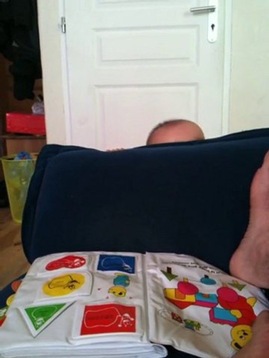 charly joue a coucou-caché