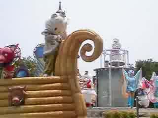 Parade à Harmonyland avec Hello Kitty