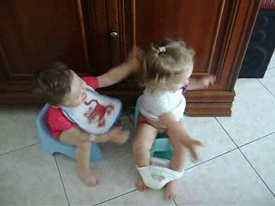 Luna et Camille sur le pot