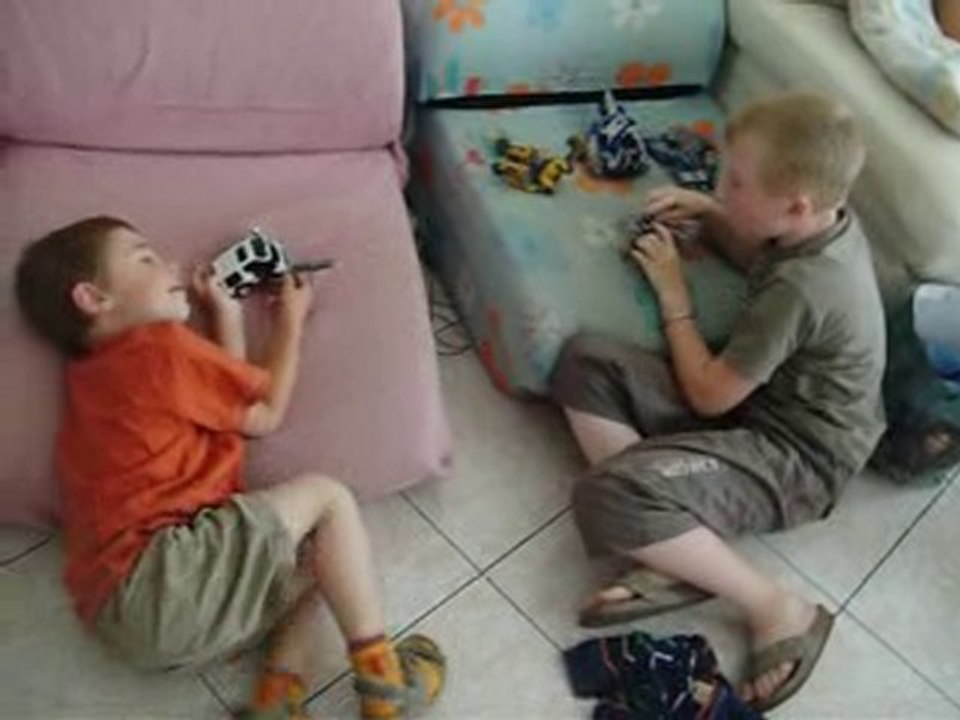 Evan et Mathieu qui joue au transformeur