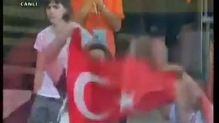 Nevin Yanit Türk bayrağını Barcelonada dalgalandrdı Marşımız