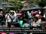 Maestros colombianos despiden a Alvaro Uribe con protestas