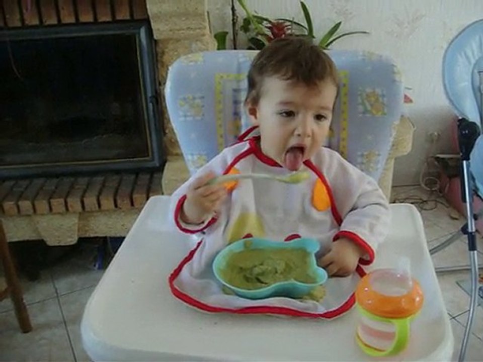 luna mange toute seul sa puree