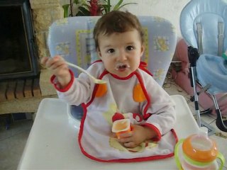 Luna mange son petit suisse toute seul
