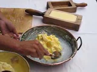 Fabrication du beurre a Bellino