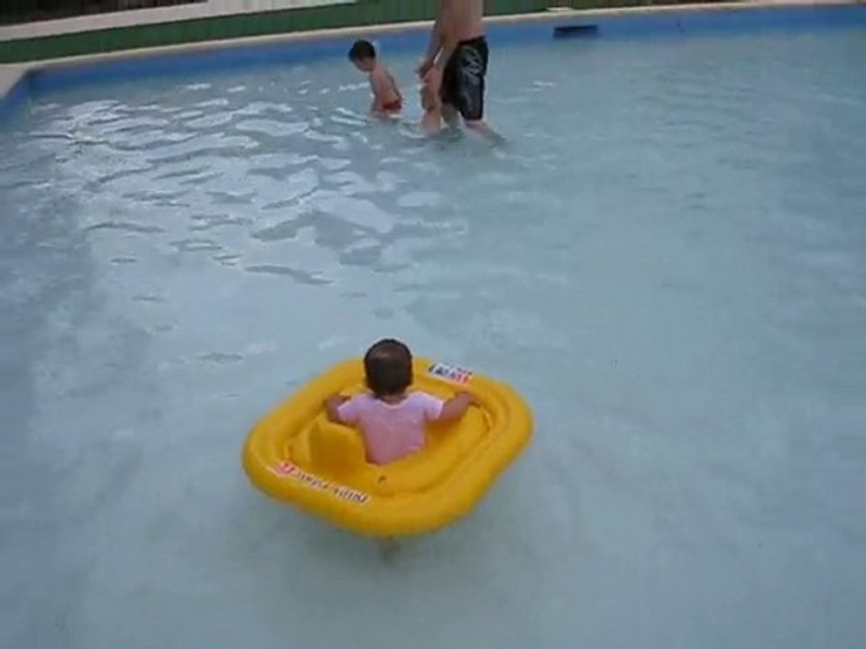 Sarah qui se baigne avec Tata Juju