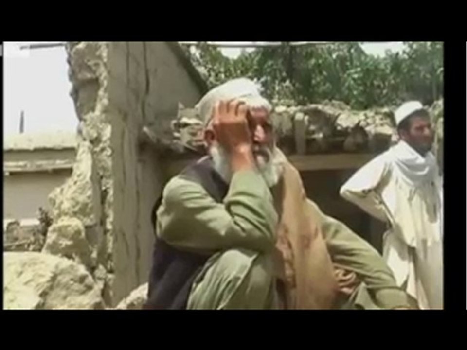 'Air strike kills Afghans' hours after Petraeus warning