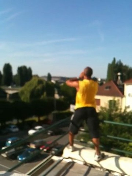 Cri de Tarzan sur le Balcon