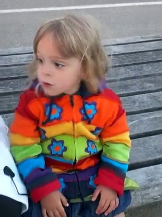 Maïa chante la barbe a poux