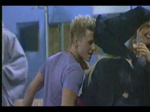 Daniel und Krissi tanzen und schmusen