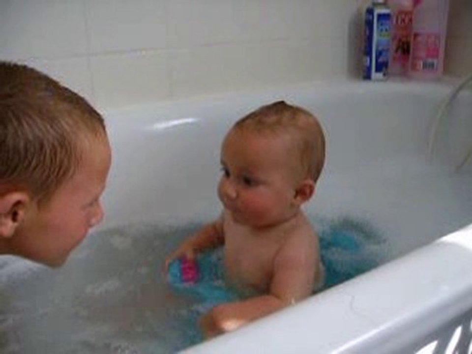 Ma ptite puce qui patauge dans son bain