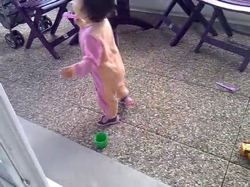 Emma en mode exploratrice de la terrasse!!