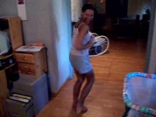 Esetban et maman jouent à cahe-cache