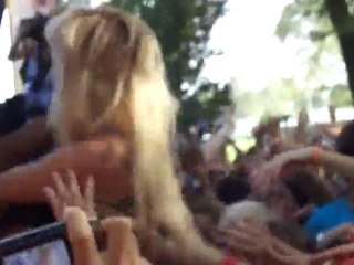 Lady Gaga plonge dans la foule !