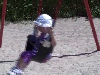 Petite Louise fait de la balançoire