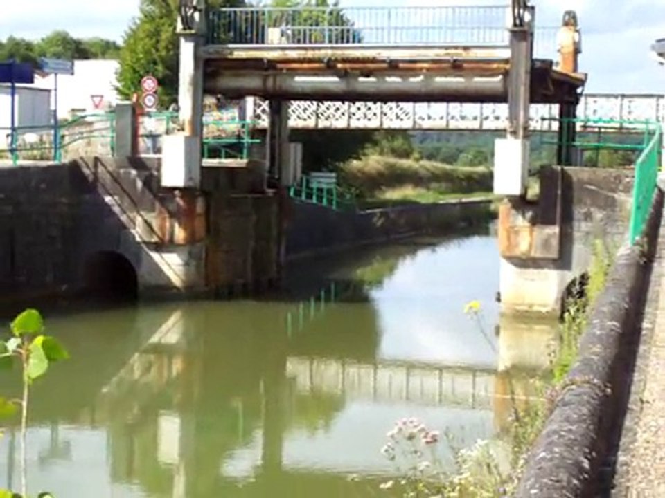 LE PONT LEVANT DE LUZY SUR MARNE
