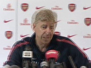 Arsenal admit Almunia is unsettled