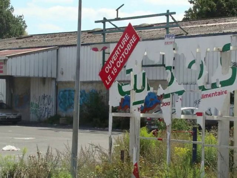CHAMBLY DEMOLITION DE LA FRICHE LECLERC
