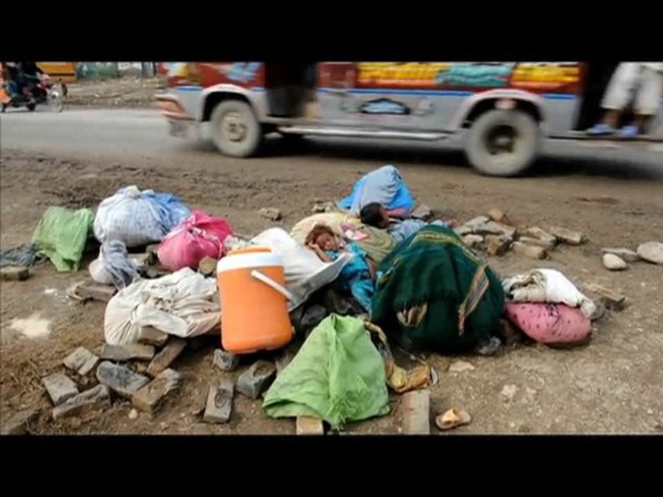 Thousands flee as Indus threatens to burst banks