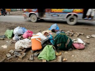 Thousands flee as Indus threatens to burst banks