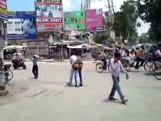 Après le centre commercial, retour à l'agitation de la rue!