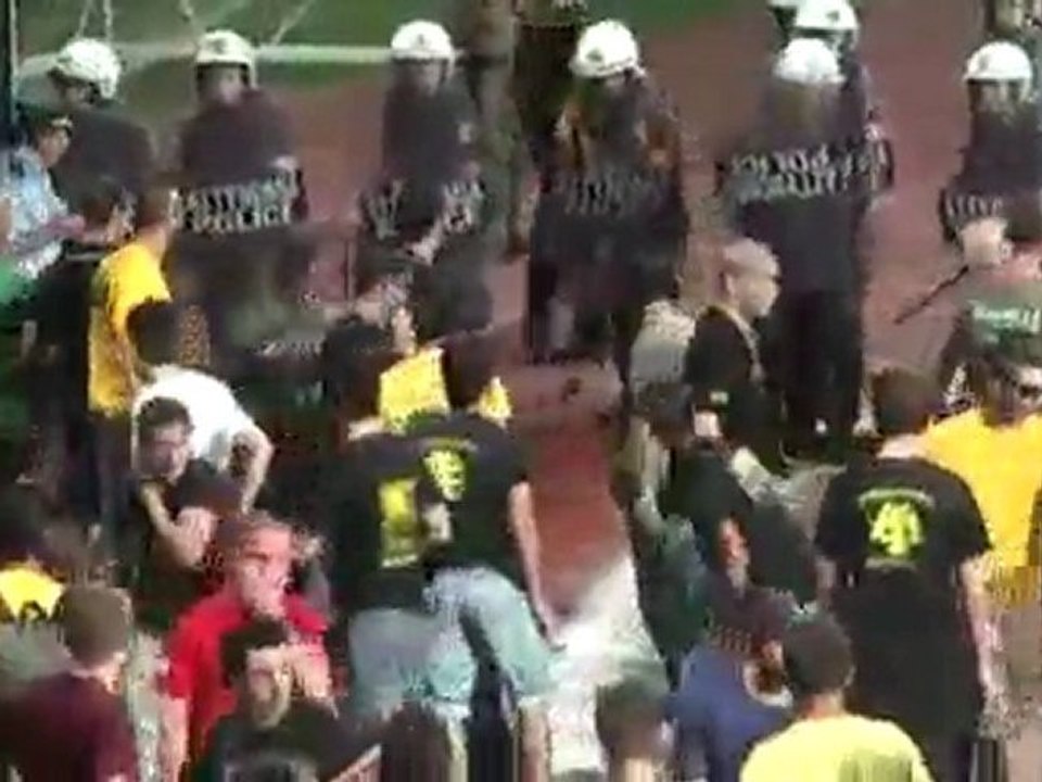 Aek, i tifosi aggredisco il tecnico