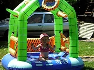 château gonflable et piscine