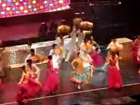 Aishwarya Rai Bachchan Live - Dholi Taro Dhol Baaje-2008