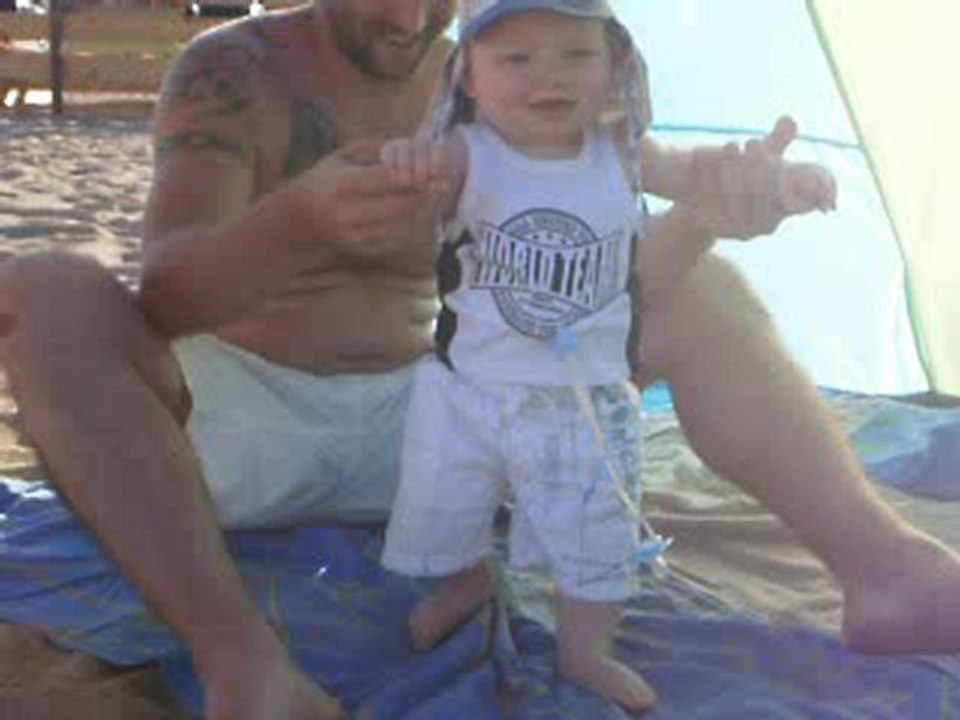 premiers pas dans le sable pour mon loulou