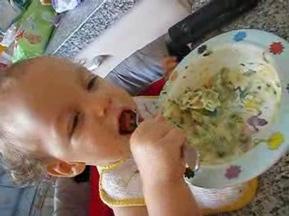 Léonore mange toute seule !