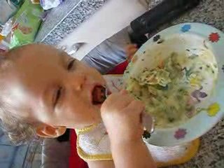 Léonore mange toute seule !