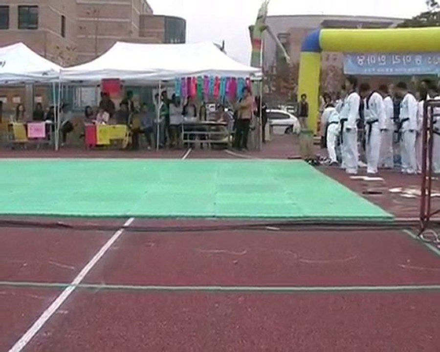 taekwondo démonstration d'une équipe universitaire koréa